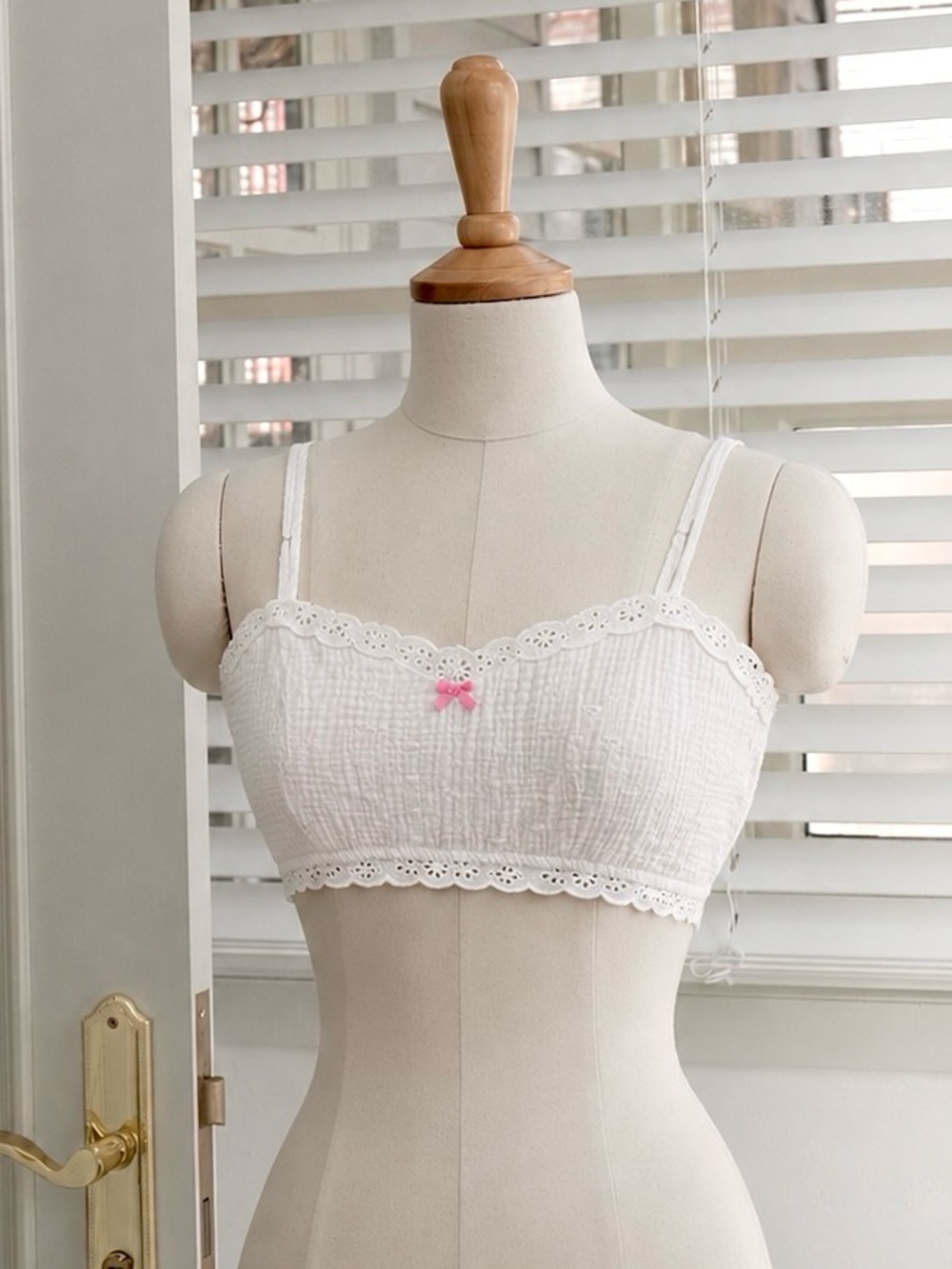 🌼 3/$15 Forever 21 White Lace Trim Coquette Cami with Pink Bow M